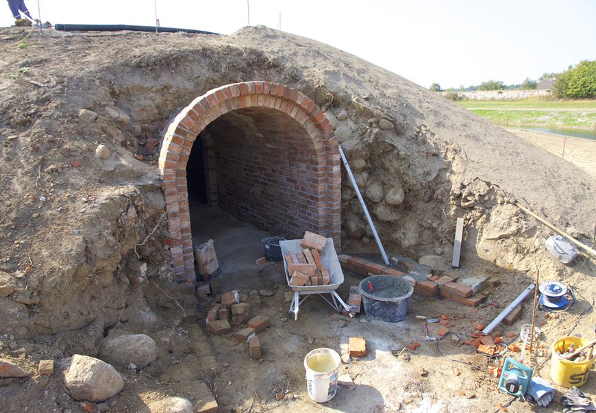 Abb. 3. Gützkow, Lkr. Mecklenburgische Seenplatte, Grotte im Gutspark, Eingang auf der Nordseite; die Flanken besaßen Nischen und Eckpfeiler, die in Resten noch im Boden ablesbar waren. 