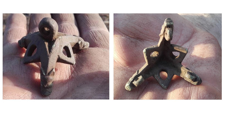 Download: Abb. 2: Der Kettenhalter von Zurow im Zustand der Auffindung, Aufsicht und Unterseite (Foto: C. Schmoldt) Abb. 2: Der Kettenhalter von Zurow im Zustand der Auffindung, Aufsicht und Unterseite