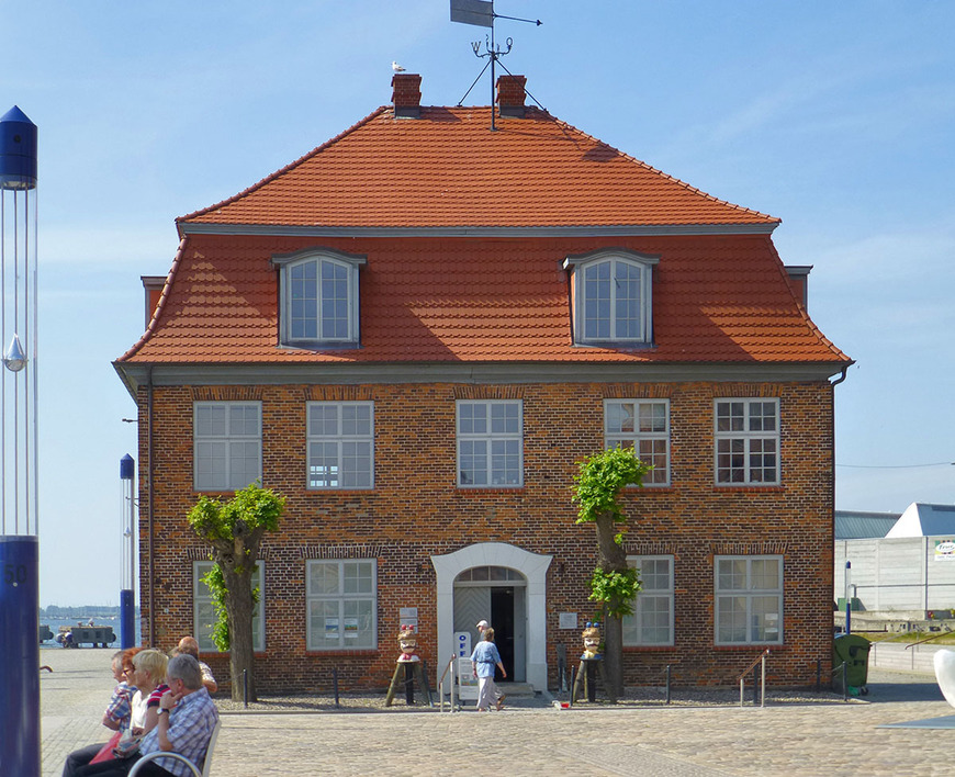 Abb. 11. Wismar, Lkr. Nordwestmecklenburg, Alter Hafen, Baumhaus von Südosten, 2013. 