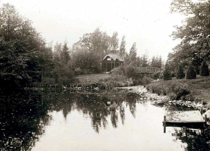 Abb. 6. Blücherhof, Lkr. Mecklenburgische Seenplatte, Teehaus mit Goldfischteich, 1916 (Foto: Museum Koenig Bonn). 