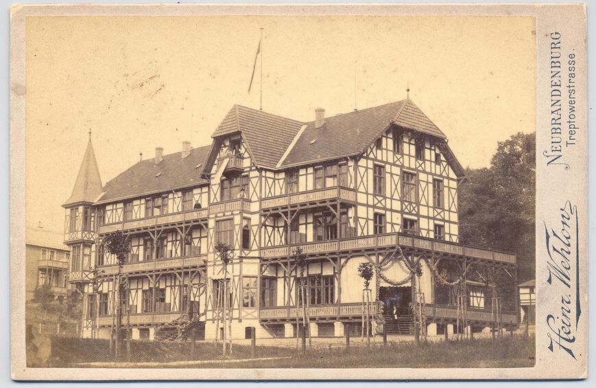 Abb. 5. Das 1895 fertiggestellte Kurhaus Augustabad der Aktiengesellschaft Augustabad, hier: um 1900. 