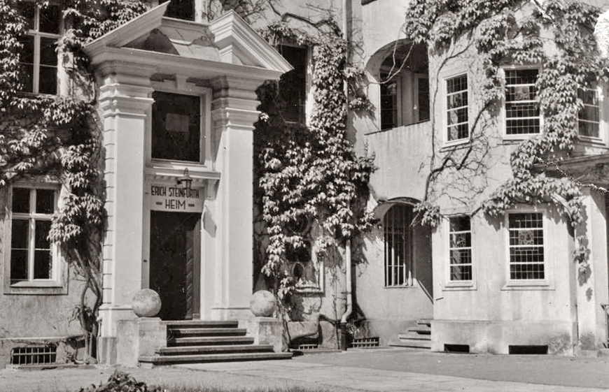 Abb. 3. Fassadenbegrünung mit wildem Wein. Haupteingang des Mädchenhauses um 1955. 