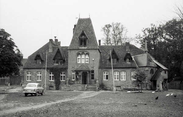 Abb.1: Pinnow, Lkr. Mecklenburgische Seenplatte, Dorfstraße 36, Fassade des Gutshauses, 20.09.1963 