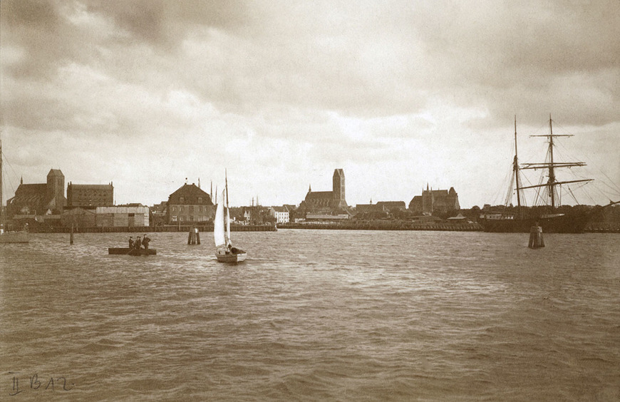 Abb. 13. Wismar, Lkr. Nordwestmecklenburg, Alter Hafen, Stadtsilhouette mit Kai-Areal von Nordwesten, zwischen 1862 und 1935. 