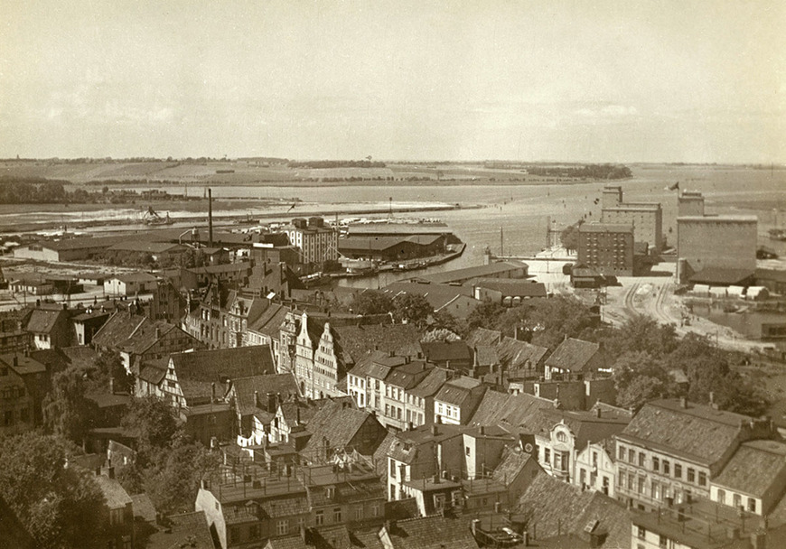 Abb. 4. Wismar, Lkr. Nordwestmecklenburg, Wismarbucht, rechts im Bild Kai-Areal des Alten Hafens, undatiert 