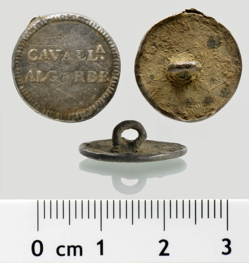 Abb. 1: Boizenburg, Lkr. Ludwigslust-Parchim. Uniformknopf des Kavallerie-Regiments Algarve. Kupferlegierung mit aufgelegtem geprägtem Silberblech, ca. 17 mm, 1,78 g. 