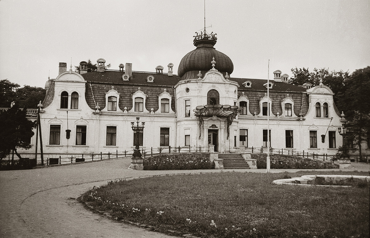 Abb. 2. Blücherhof, Lkr. Mecklenburgische Seenplatte, Gutshaus nach seiner Überformung im Neorokoko-Stil, um 1955