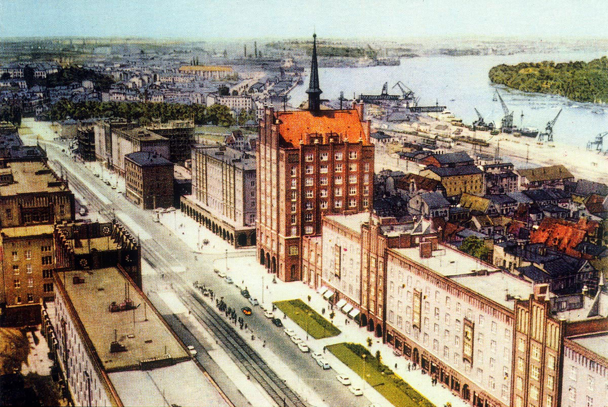 Hansestadt Rostock, Lange Straße, Blick vom Turm der Marienkirche nach Westen, kolorierte Aufnahme, um 1960