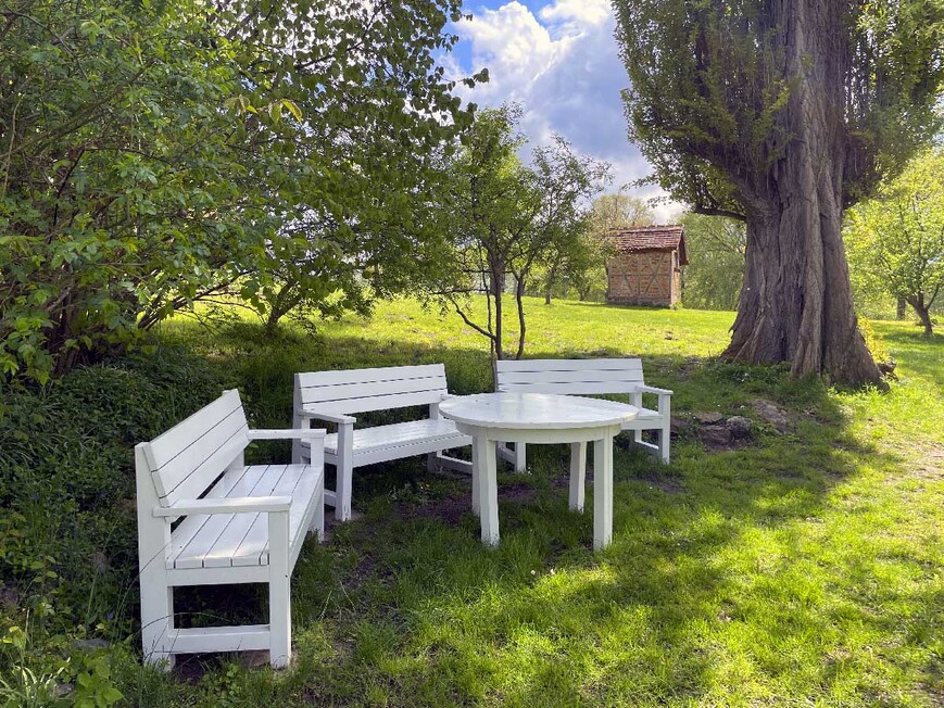 Download: Abb. 14. Sitzecke im wiederhergestellten, von Hans Fallada angelegten Steingarten am Seeufer. Siehe dazu die Kindergeschichte „Der getreue Igel“. (LAKD M-V/LD, Dr. Ewa de Veer) Abb. 14. Sitzecke im wiederhergestellten, von Hans Fallada angelegten Steingarten am Seeufer. Siehe dazu die Kindergeschichte „Der getreue Igel“.