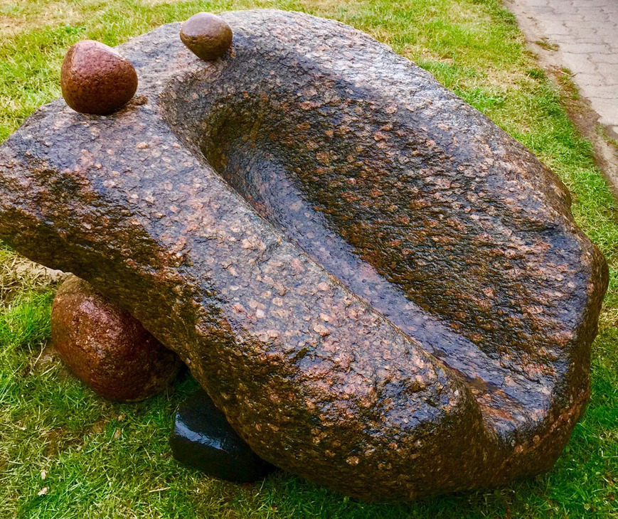 Download: Abbildung 4. Polkvitz, Lkr. Vorpommern-Rügen. Im gereinigten Zustand werden die verschiedenen Abnutzungsphasen der Trogmühle besonders deutlich erkennbar. Foto: LAKD M-V, Landesarchäologie Abbildung 4. Polkvitz, Lkr. Vorpommern-Rügen. Im gereinigten Zustand werden die verschiedenen Abnutzungsphasen der Trogmühle besonders deutlich erkennbar.