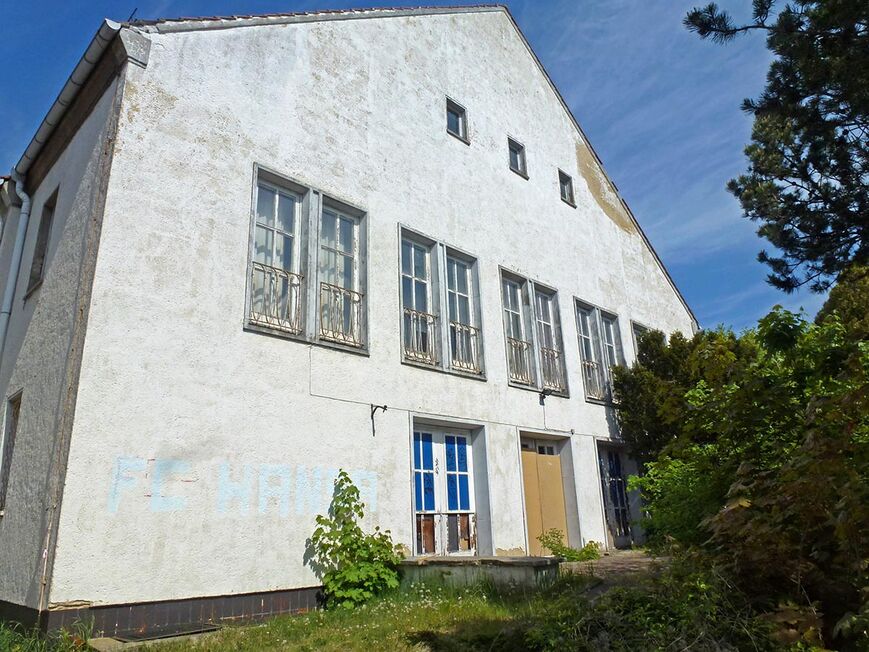 Abb. 4. Ahlbeck, Gemeinde Ostseebad Heringsdorf, Lkr. Vorpommern-Greifswald, Dünenstr. 37, Haus der Erholung, Ostgiebel mit Nebeneingang an der Schulzenstraße, 2016. 