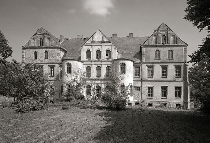 Download: Abb.5. Lüssow, Lkr. Vorpommern-Greifswald, Gutshaus, Fassade der Parkseite, 1982. (Foto: LAKD MV/LD T. Helms) Abb.5. Lüssow, Lkr. Vorpommern-Greifswald, Gutshaus, Fassade der Parkseite, 1982.