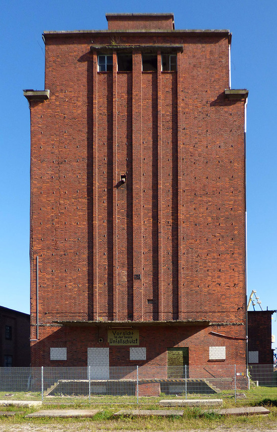 Download: Abb. 6. Wismar, Lkr. Nordwestmecklenburg, Alter Hafen, Krusespeicher von Westen, 2015. Foto: LAKD M-V, LD, A. Krug Abb. 6. Wismar, Lkr. Nordwestmecklenburg, Alter Hafen, Krusespeicher von Westen, 2015.