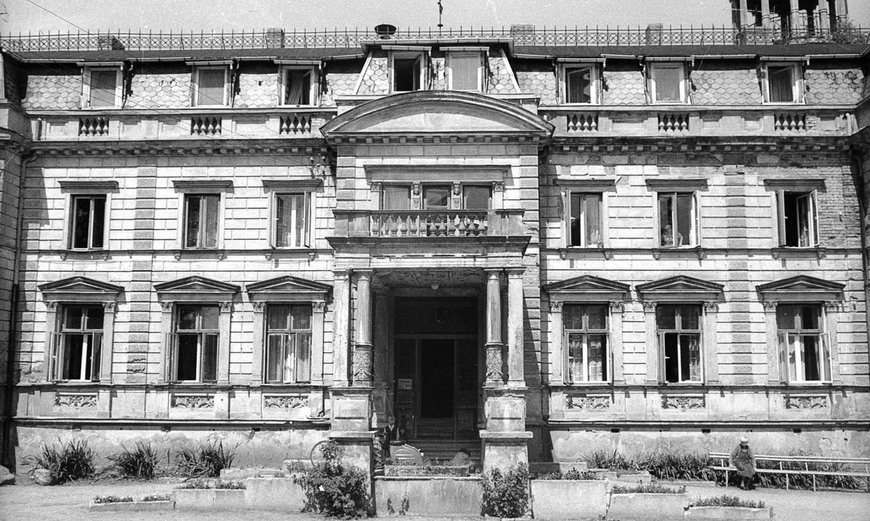 Download: Abb. 3. Kaarz, Lkr. Ludwigslust-Parchim, Herrenhaus, Südseite, um 1960 LAKD M-V/LD, Fotosammlung Abb. 3. Kaarz, Lkr. Ludwigslust-Parchim, Herrenhaus, Südseite, um 1960