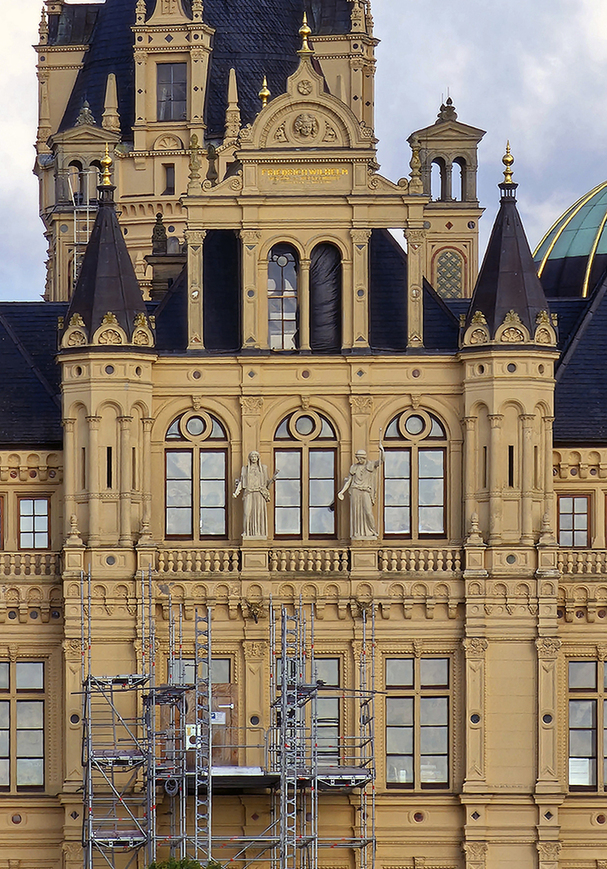 Download: Abb. 02. Landeshauptstadt Schwerin, Schloss, Mittelrisalit des Burgseeflügels, oberer Teil. (LAKD M-V/LD, D. Handorf) Abb. 02. Landeshauptstadt Schwerin, Schloss, Mittelrisalit des Burgseeflügels, oberer Teil.