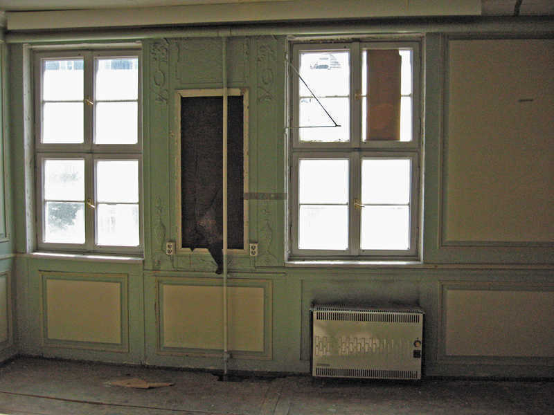Download: Abb. 3: Landeshauptstadt Schwerin, Schelfmarkt 1, Wohnhaus, Wohnraum im Obergeschoss vor der Restaurierung LAKD, J. Schirmer Abb. 3: Landeshauptstadt Schwerin, Schelfmarkt 1, Wohnhaus, Wohnraum im Obergeschoss vor der Restaurierung