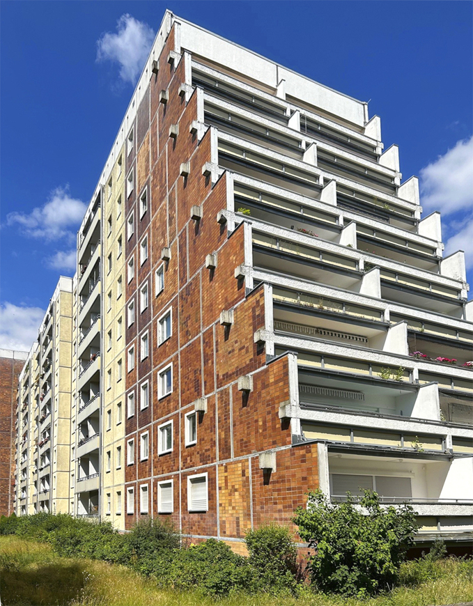 Abb. 8. Berlin-Kaulsdorf, Terrassenhaus Rostocker Typs, 1985, Südseite, Bansiner Straße 25-29/Lion-Feuchtwanger-Straße 52 