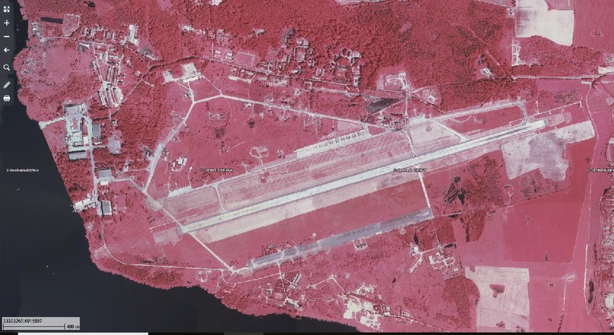 Abb. 3. Luftbild 1993 mit erweiterter Start- und Landebahn sowie Hauptrollbahn, Rollgassen und Vorstartlinie.  An der deutschen Start- und Landebahn im Süden sowie an der Rollbahn im Norden sind nach dem Sechs-Tage-Krieg 1967 statt Splitterboxen geschlossene Bogendeckungen des Typs AU 11 zum Schutz der Flugzeuge gebaut worden. 