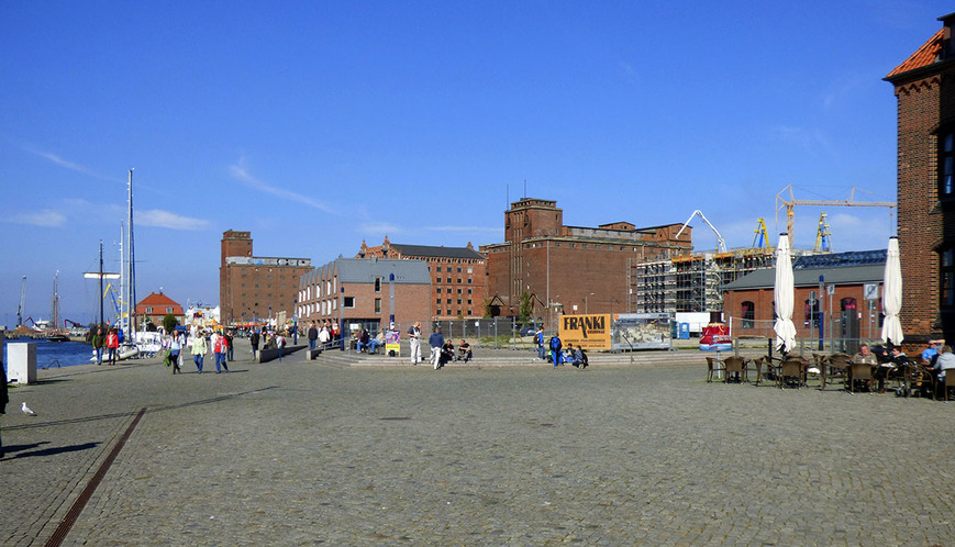 Download: Abb. 14. Wismar, Lkr. Nordwestmecklenburg, Alter Hafen, Kai-Areal von Süden, 2015. Foto: LAKD M-V/LD, A. Krug Abb. 14. Wismar, Lkr. Nordwestmecklenburg, Alter Hafen, Kai-Areal von Süden, 2015.