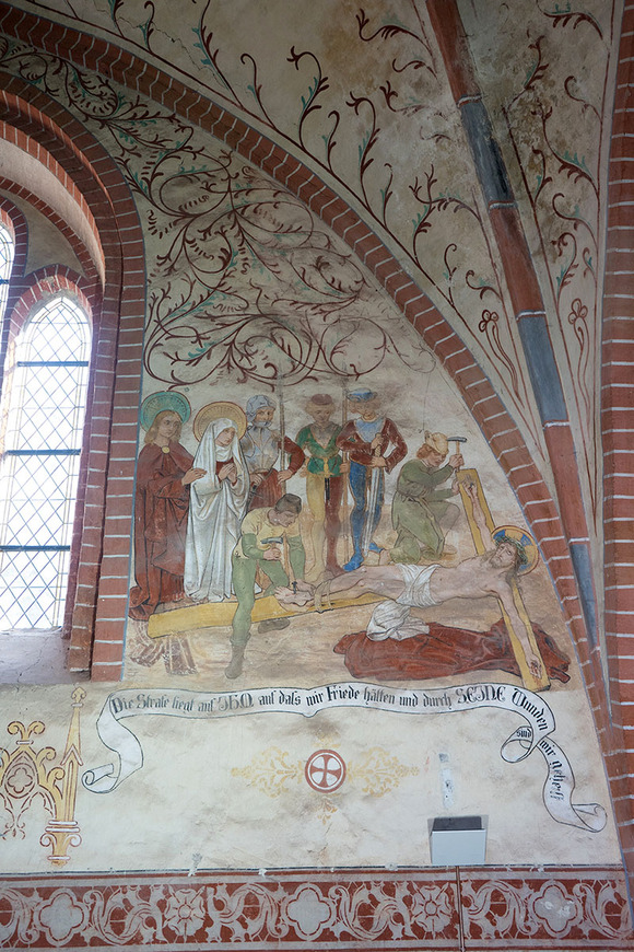Abb. 6. Lohmen, Lkr. Rostock, Dorfkirche, Passionszene, Kreuzigung Christi, an der Südwand des Schiffes. 