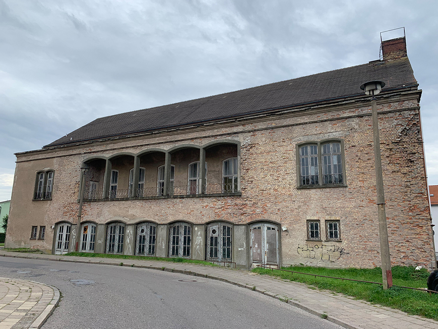 Download: Abb. 3. Sassnitz, Lkr. Vorpommern-Rügen, Stralsunder Straße 43, Stubnitz-Lichtspiele von Nordwesten, 2020. (LAKD M-V/LD, E. Kuhnert) Abb. 3. Sassnitz, Lkr. Vorpommern-Rügen, Stralsunder Straße 43, Stubnitz-Lichtspiele von Nordwesten, 2020.