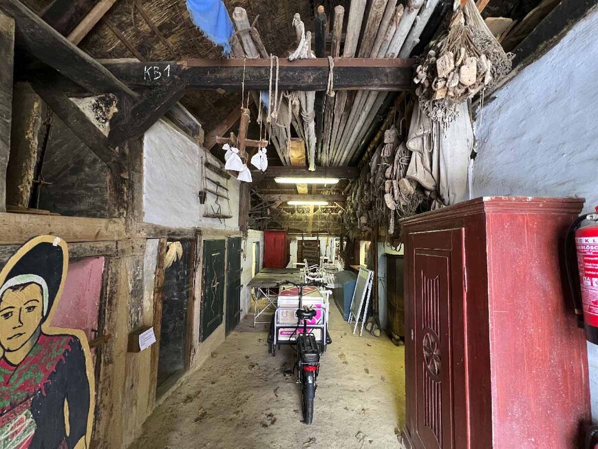 Abb. 7. Göhren, Lkr. Vorpommern-Rügen, Thiessower Str. 7, Rookhus, Diele nach Westen, 2026. 