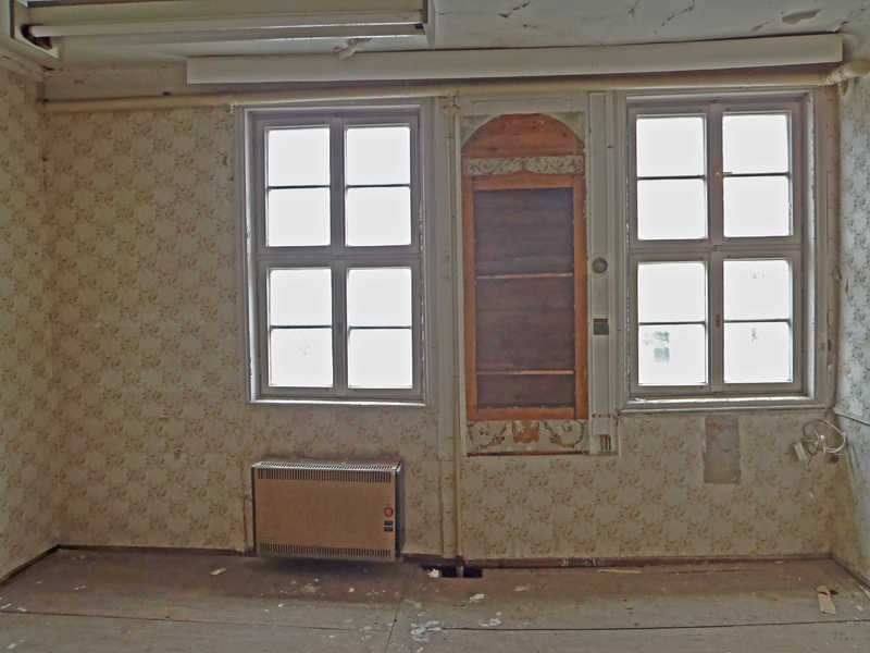 Download: Abb. 2: Landeshauptstadt Schwerin, Schelfmarkt 1, Wohnhaus, Wohnraum im Obergeschoss vor der Restaurierung LAKD, J. Schirmer Abb. 2: Landeshauptstadt Schwerin, Schelfmarkt 1, Wohnhaus, Wohnraum im Obergeschoss vor der Restaurierung