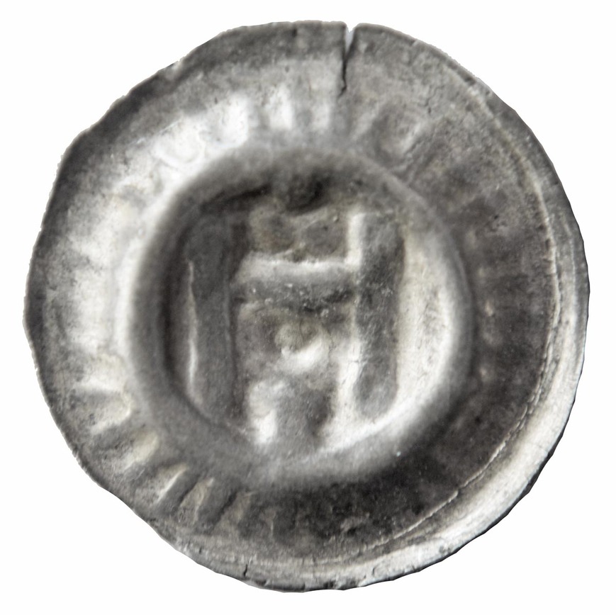 Abb. 6: Wustrow, Lkr. Mecklenburgische Seenplatte. Hohlpfennig aus Mecklenburg-Werle (Durchmesser 16,7 mm). 