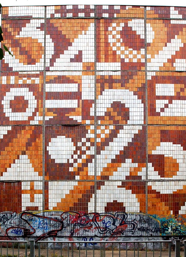 Abb. 6. Inge Jastram: &bdquo;Zahlen&ldquo;, 1978, ca. 14 x 7 Meter, Giebelgestaltung Schule, Rostock-Schmarl, zerstört. 