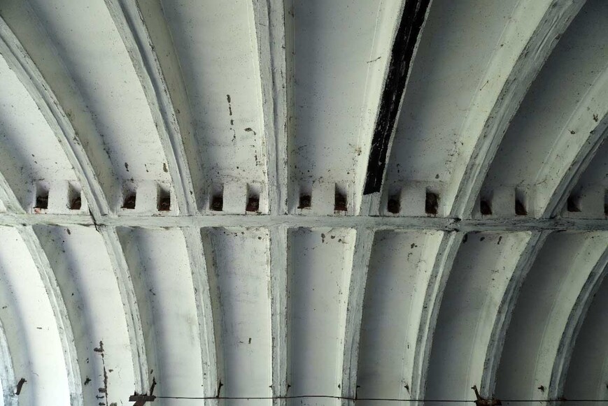 Abb. 8. Bogendeckung AU 11, Detail, Konstruktion aus viertelkreisförmigen Stahlbeton-Fertigteilen, 2024. 