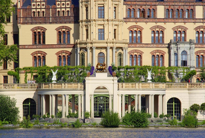 Download: Abb. 1. Landeshauptstadt Schwerin, Burggarten, Orangeriekolonnade LAKD M-V/LD, A. Bötefür Abb. 1. Landeshauptstadt Schwerin, Burggarten, Orangeriekolonnade
