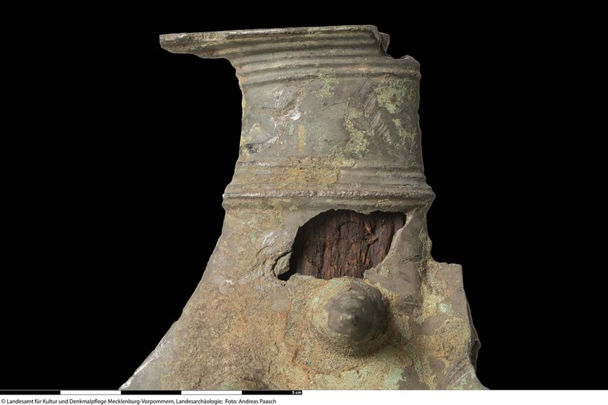 Abb. 5: Melz, Lkr. Mecklenburgische Seenplatte. Holzreste im Inneren des ersten neu gefundenen Stabdolchkopfes. 