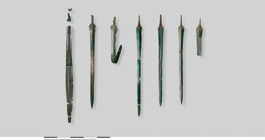 Abb. 1: Mirowdorf, Lkr. Mecklenburgische Seenplatte. Die sieben Bronzeschwerter, ganz links das Griffzungenschwert vom Typ Großauheim. 