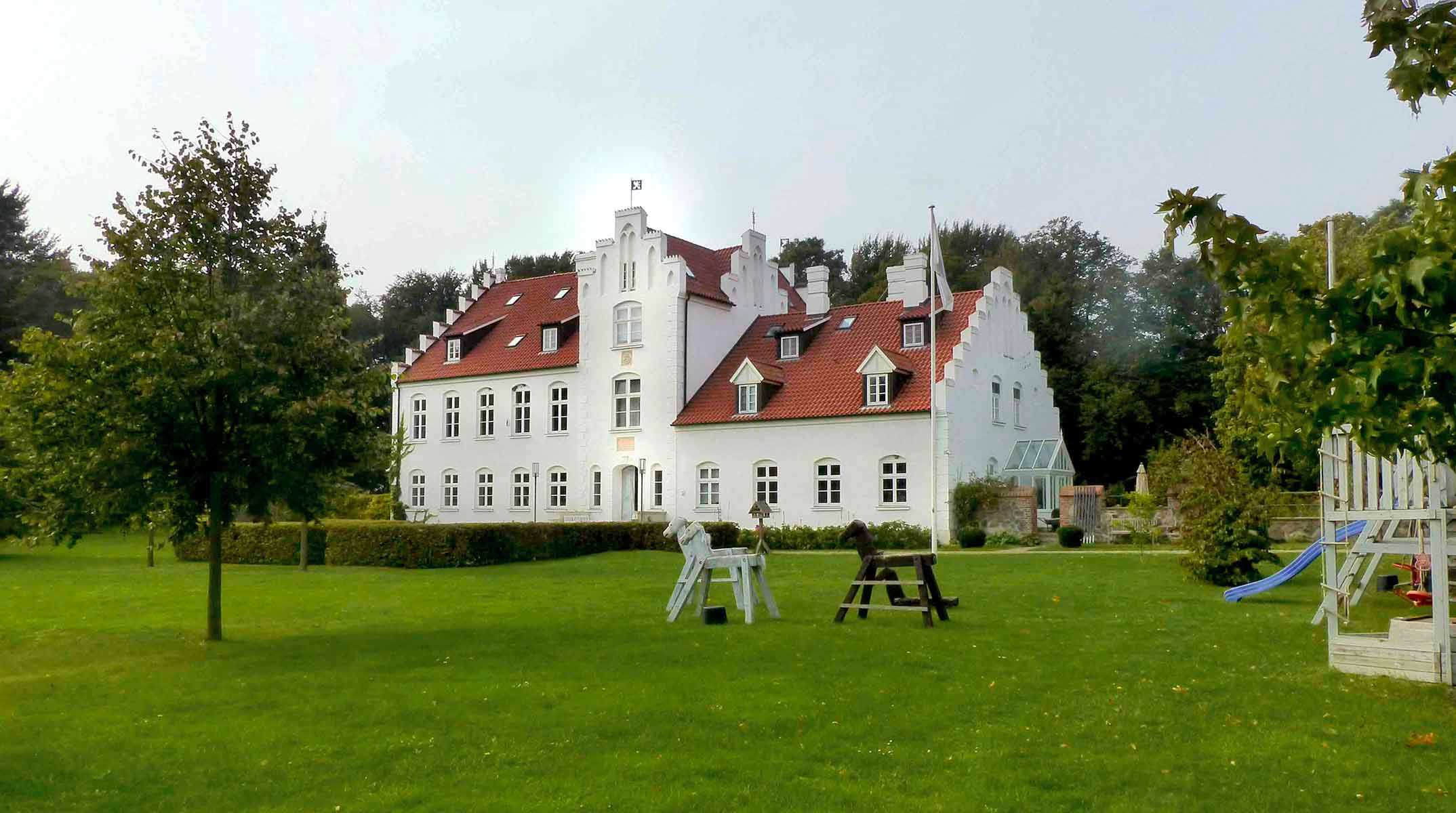 Abb.2: Streu, Lkr. Vorpommern- Rügen, Gutshaus, Hofseite, 2014 