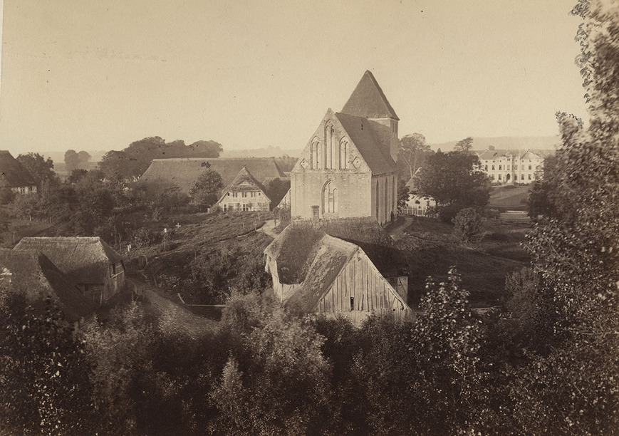 Abb. 15. Mühlen Eichsen, Lkr. Nordwestmecklenburg, Sicht von Nordosten auf Kirche und Herrenhaus, vor 1900. 
