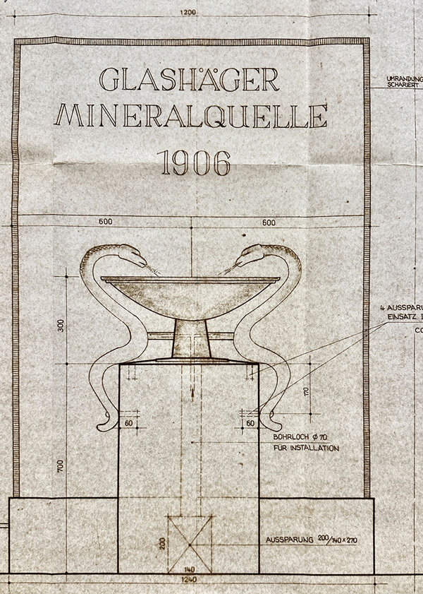 Abb. 13. Entwurfszeichnung zur Neugestaltung des &bdquo;Traditionsraums&ldquo; in der Vorhalle des Quellhauses von Lutz Elbrecht, Oktober 1981. Erkennbar ist die Gestaltung einer mehrgliedrigen Gedenktafel mit vorgelagertem Postament, auf dem ein Wasserspiel in Form von zwei Schlangen (Wasserspeier) erkennbar ist. 