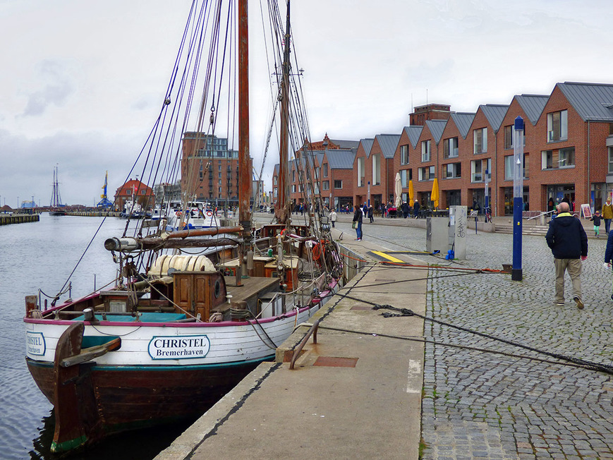 Download: Abb. 3. Wismar, Lkr. Nordwestmecklenburg, Alter Hafen, Kai-Areal von Süden, 2019. Foto: LAKD M-V/LD, A. Krug Abb. 3. Wismar, Lkr. Nordwestmecklenburg, Alter Hafen, Kai-Areal von Süden, 2019.