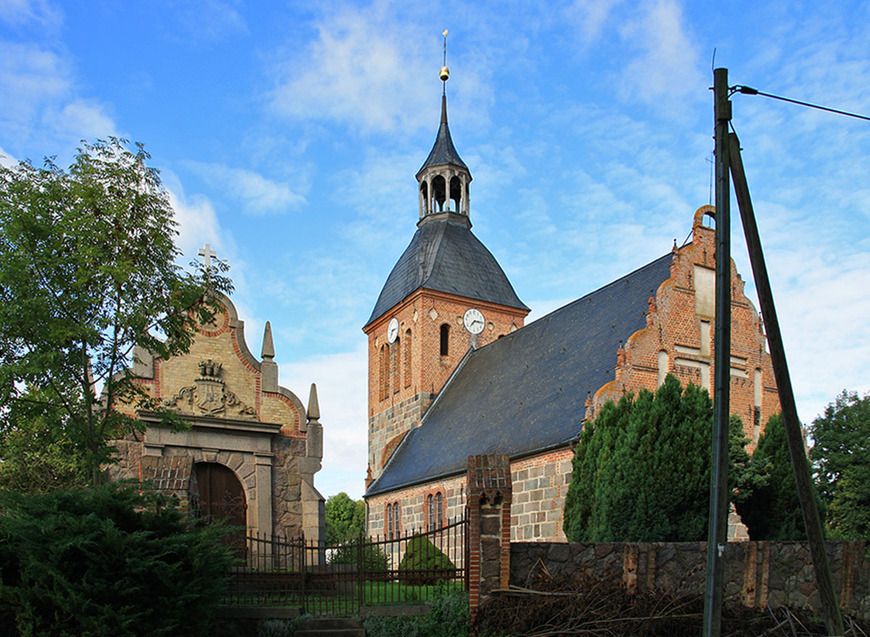 Abb.3. Bristow, Landkreis Rostock, Kirche und Mausoleum, Ostseite. 