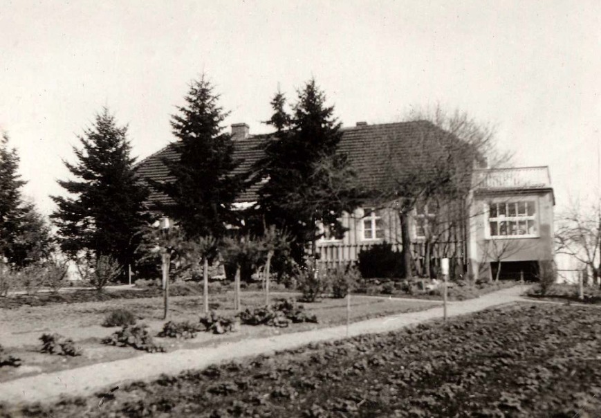 Download: Abb. 2. Der Nutzgarten am Wohnhaus. Zustand April 1936. Aus dem Familienalbum 02.1934 - 04.1936. Hans-Fallada-Archiv/Literaturzentrum Neubrandenburg e.V. Abb. 2. Der Nutzgarten am Wohnhaus. Zustand April 1936. Aus dem Familienalbum 02.1934 - 04.1936.