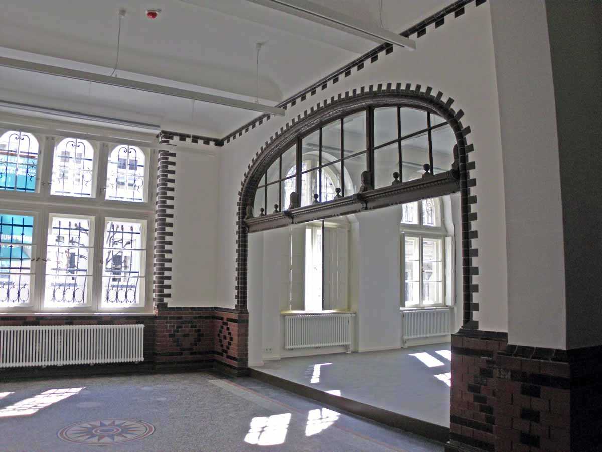 Download: Abb. 3: Neustrelitz, Schloßstraße 12/13, Schalterhalle, 2015 Stadt Neustrelitz, K. Gerhardt Abb. 3: Neustrelitz, Schloßstraße 12/13, Schalterhalle, 2015