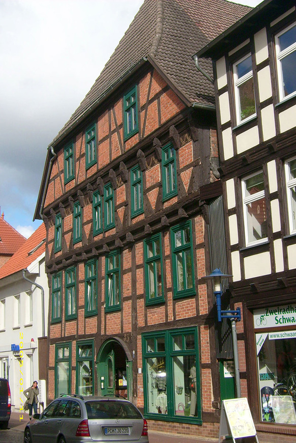 Download: Abb. 7. Parchim, Lkr. Ludwigslust-Parchim, Lindenstraße 3, Wohn- und Geschäftshaus, 2005. (Foto: LAKD M-V/LD, Dr. Jan Schirmer) Abb. 7. Parchim, Lkr. Ludwigslust-Parchim, Lindenstraße 3, Wohn- und Geschäftshaus, 2005.
