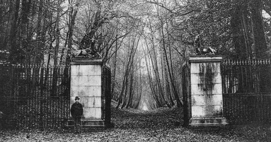 Abb. 3: Hirsch-Portal des Tiergartens Neustrelitz, um 1901 (LHAS, 13.2-1/1, Neustrelitz 9) 