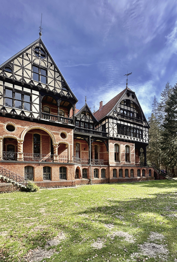Download: Abb. 17. Gelbensande, Lkr. Rostock, Westansicht des Jagdschlosses. Zentrales Charakteristikum ist die Zweiteilung der Fassade: Die Ziegelsichtigkeit mit roten und gelben Verblendern sowie das aus heimischen Hölzern ausgebildete Fachwerk mit den für den Architekten Möckel typischen Andreaskreuzen. (LAKD-MV, LD, J. Müller, 2023) Abb. 17. Gelbensande, Lkr. Rostock, Westansicht des Jagdschlosses. Zentrales Charakteristikum ist die Zweiteilung der Fassade: Die Ziegelsichtigkeit mit roten und gelben Verblendern sowie das aus heimischen Hölzern ausgebildete Fachwerk mit den für den Architekten Möckel typischen Andreaskreuzen.