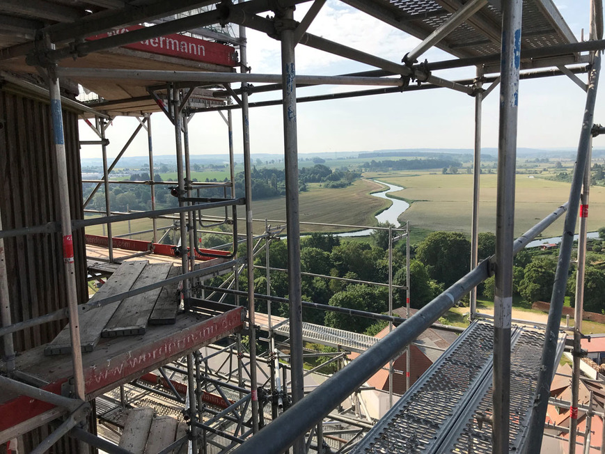 Download: Abb. 25. Altentreptow, Lkr. Mecklenburgische Seenplatte, Kirche Sankt Petri, Blick vom Turmgerüst nach Süden zur Tollense, 2018. (LAKD M-V/LD, J. Amelung) Abb. 25. Altentreptow, Lkr. Mecklenburgische Seenplatte, Kirche Sankt Petri, Blick vom Turmgerüst nach Süden zur Tollense, 2018.