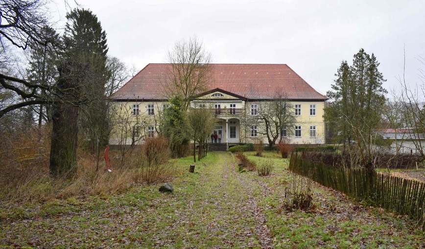 Abb.3. Zühr, Landkreis Ludwigslust-Parchim, Gutshaus von der Gartenseite, 2024. 