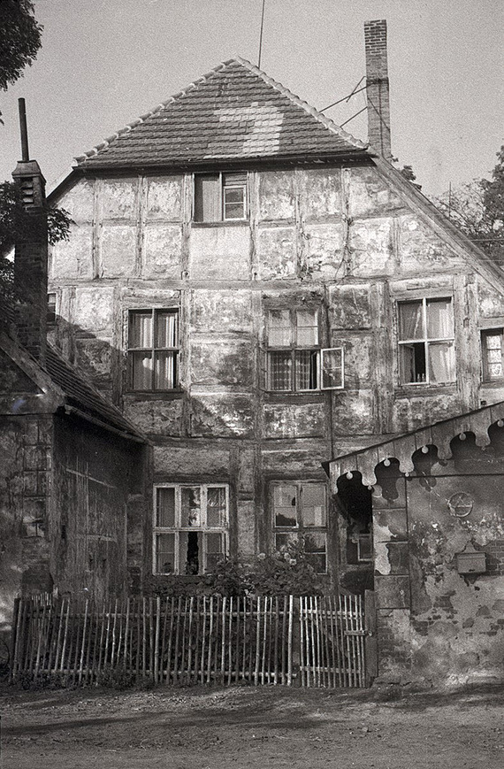 Download: Abb. 8. Wolkow, Lkr. Mecklenburgische Seenplatte, Gutshaus, Giebelseite (Detail), Oktober 1963 (Foto: LAKD M-V/LD, Niendorf) Abb. 8. Wolkow, Lkr. Mecklenburgische Seenplatte, Gutshaus, Giebelseite (Detail), Oktober 1963