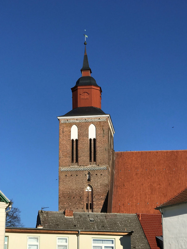Download: Abb. 22. Altentreptow, Lkr. Mecklenburgische Seenplatte, Kirche Sankt Petri, Turm nach Fertigstellung, 2019. (LAKD M-V/LD, J. Amelung) Abb. 22. Altentreptow, Lkr. Mecklenburgische Seenplatte, Kirche Sankt Petri, Turm nach Fertigstellung, 2019.
