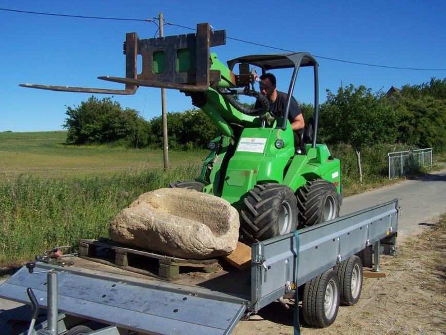 Abbildung 3. Polkvitz, Lkr. Vorpommern-Rügen. Der Transport des Steines an einen sicheren Standort erforderte einigen Aufwand. 