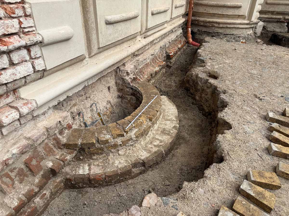 Abb. 4. Schloss Güstrow, Lkr. Rostock, Westflügel mit Fundament eines Aborterkers, 2026. 