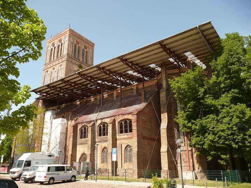 Download: Abb. 1: Anklam, Nikolaikirche mit Notdach aus den 1990er Jahren LAKD, J. Amelung Abb. 1: Anklam, Nikolaikirche mit Notdach aus den 1990er Jahren